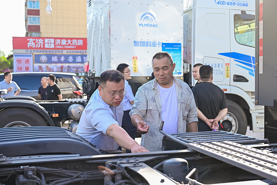 跑赢每一度丨从乌市到新乡，宇通重卡唱响新品上市“双城记”